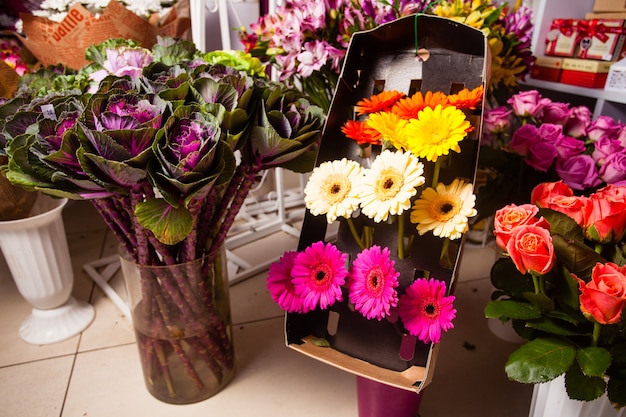 Várias flores frescas no mercado de flores