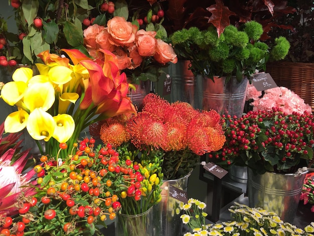 Varias flores para la venta en el mercado