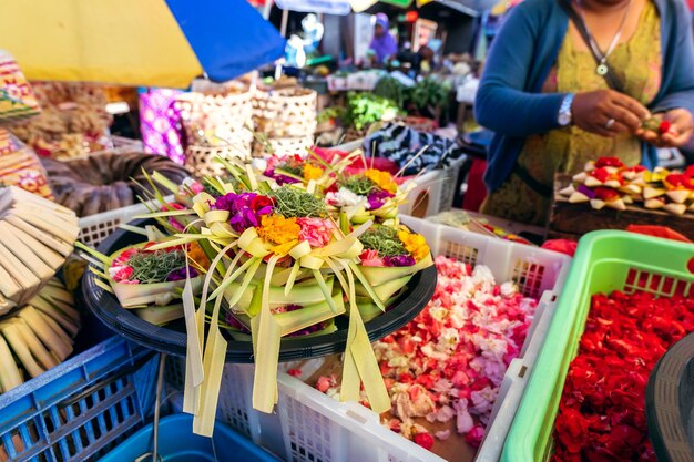 Varias flores para la venta en el puesto del mercado