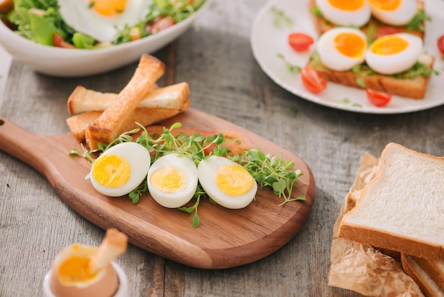 Varias formas de cocinar huevos de gallina. Desayuno con huevos.