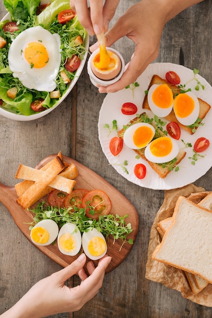 Varias formas de cocinar huevos de gallina. Desayuno con huevos.