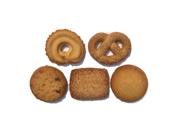 Foto várias formas de biscoitos são isoladas em um fundo branco