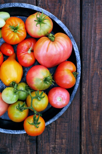 Várias formas e cores de tomates em uma placa de metal