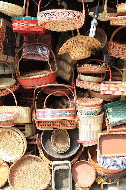 Várias formas e tamanhos de cestas de bambu e vime são vendidas em mercados tradicionais