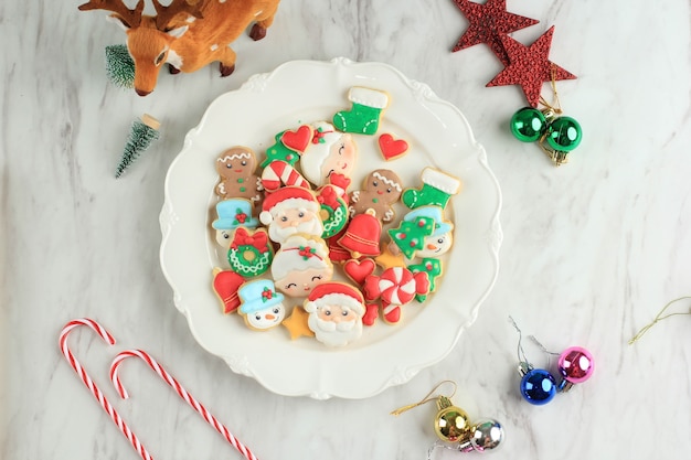 Varias formas de galletas de azúcar caseras decoradas con Navidad