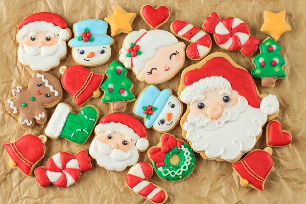 Varias formas de galletas de azúcar caseras decoradas con Navidad