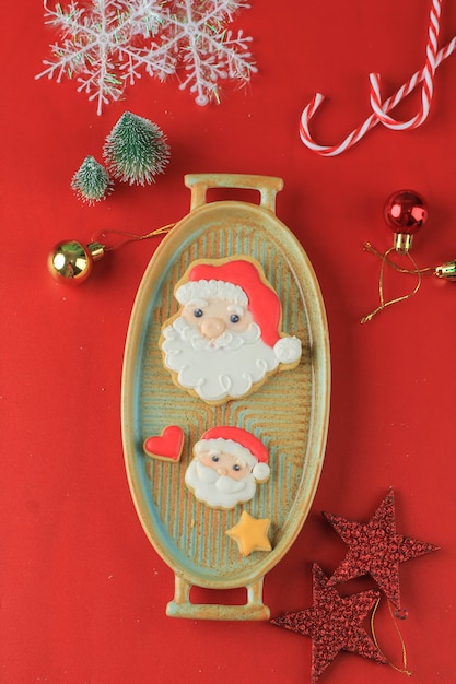 Varias formas de galletas de azúcar caseras decoradas con Navidad