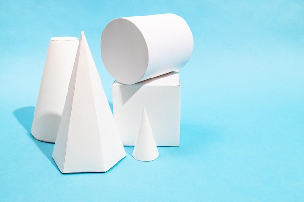 Várias formas geométricas de papel artesanal em azul