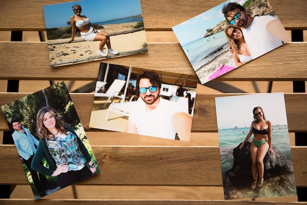 Várias fotos de um casal nas praias de maiorca. em uma mesa de madeira com furos.
