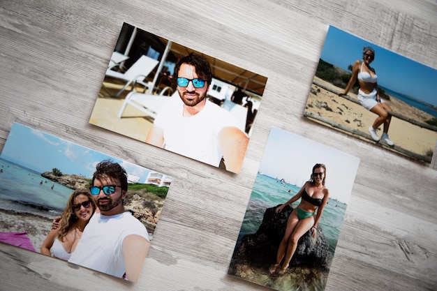 Foto varias fotos de una pareja por las playas de mallorca. con un fondo de madera gris.