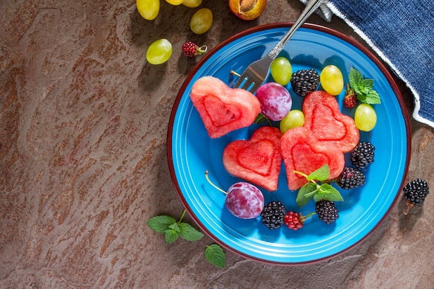 Varias frutas y bayas frescas en un plato