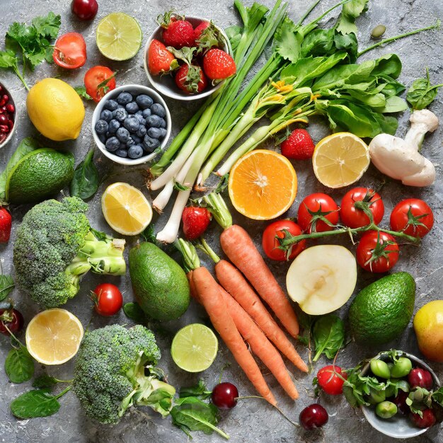 Foto várias frutas e legumes em fundo cinzento