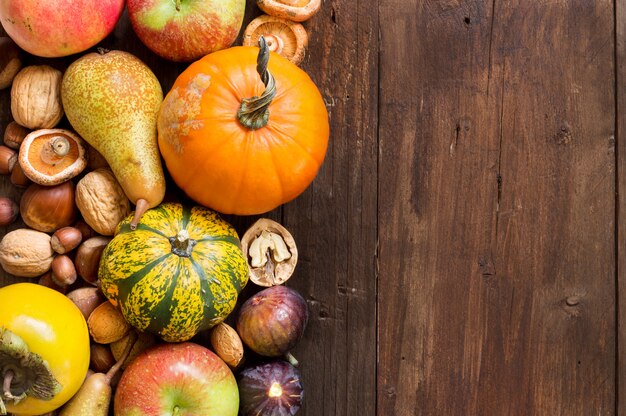 Várias frutas e nozes em uma mesa de madeira