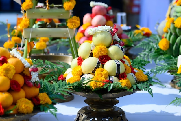 Foto várias frutas e oferendas foram organizadas para a cerimônia de adoração dos deuses do hinduísmo