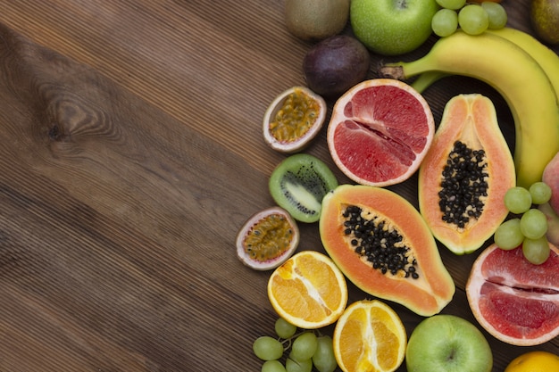 Várias frutas em fundo de madeira. postura plana.