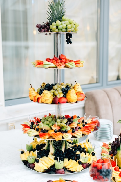 Várias frutas em stand no restaurante