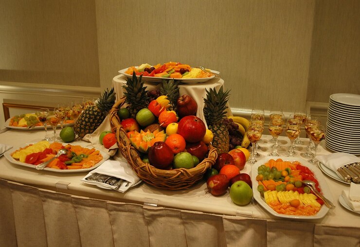 Foto várias frutas em tigela na mesa