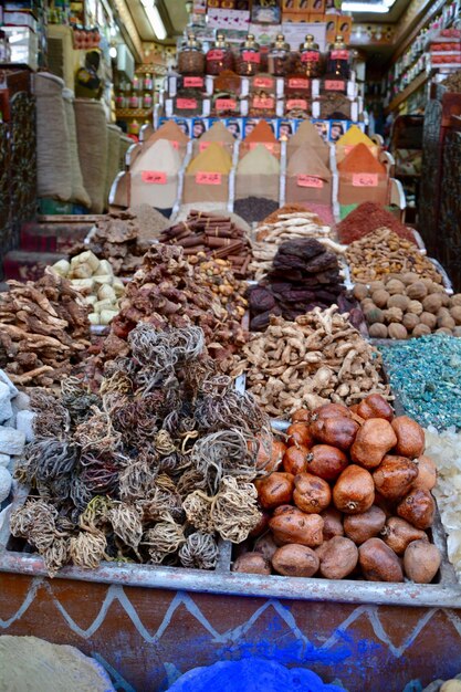 Foto varias frutas y especias para la venta en el mercado de aswan, egipto