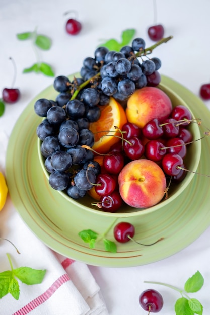 Várias frutas Frech na bandeja