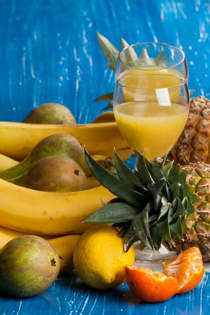 várias frutas frescas com suco