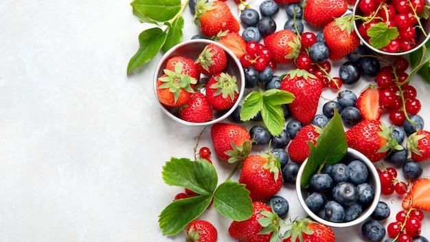 Várias frutas frescas em fundo neutro Fonte de alimentos orgânicos valiosos Vista superior espaço de cópia