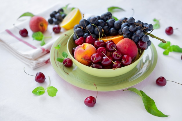 Várias frutas frescas na bandeja