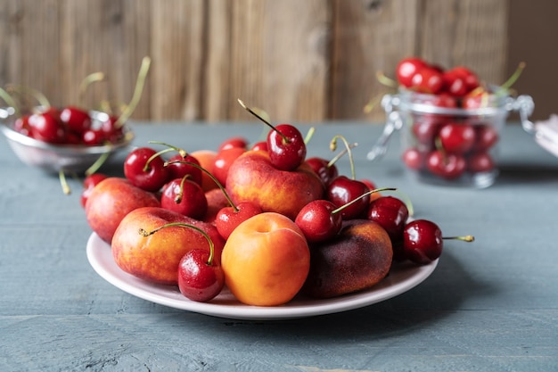 Varias frutas frescas en el plato.