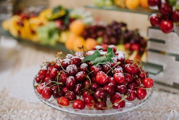 Várias frutas lindamente decoradas na mesa do buffet para a celebração