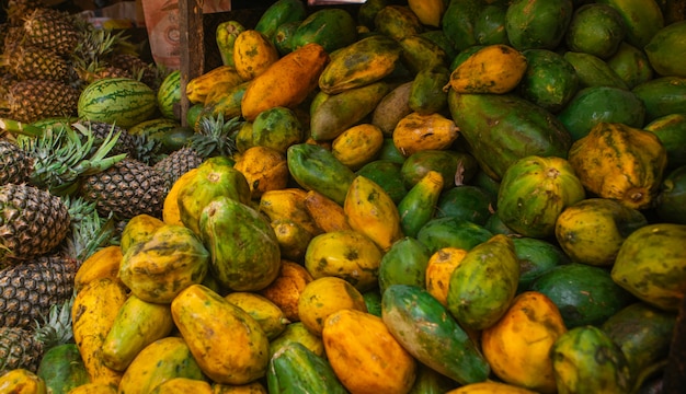 Varias frutas en el mercado local africano