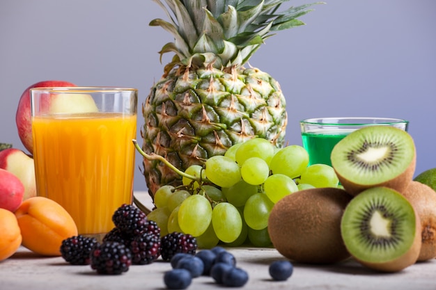 Varias frutas en la mesa de madera blanca