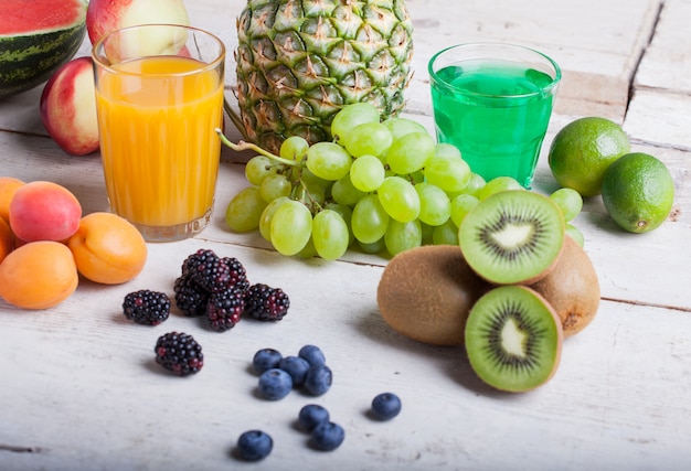 Varias frutas en la mesa de madera blanca