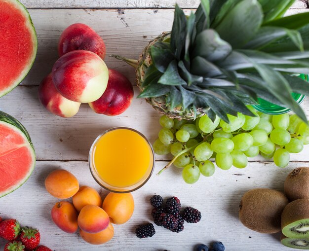 Varias frutas en la mesa de madera blanca