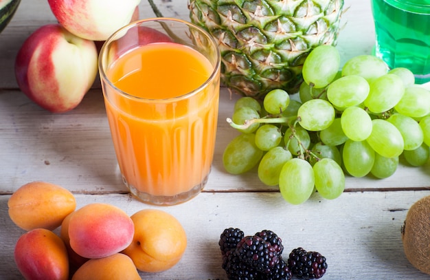 Várias frutas na mesa de madeira branca