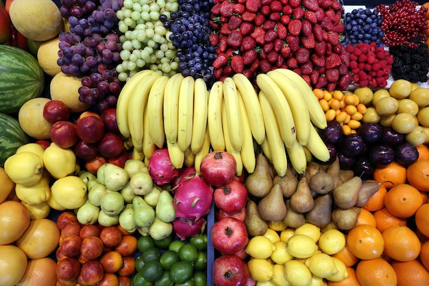 Foto várias frutas para venda na barraca do mercado