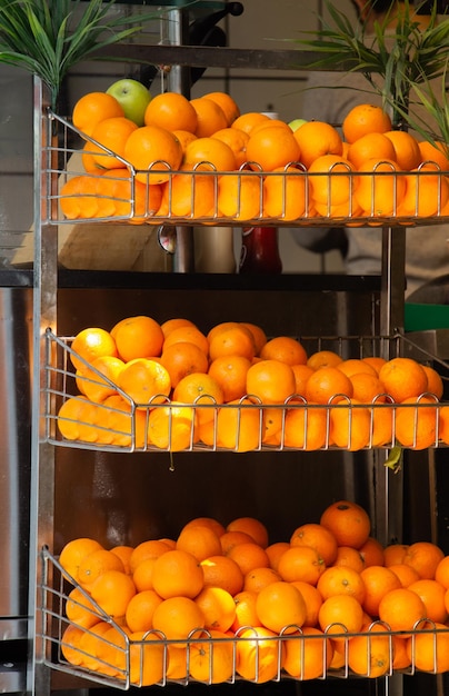 Foto várias frutas para venda na barraca do mercado