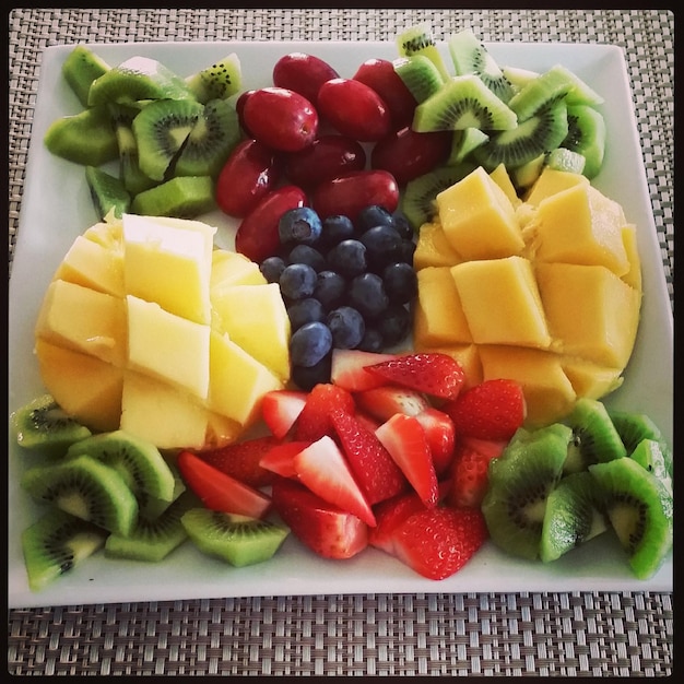Várias frutas picadas em prato