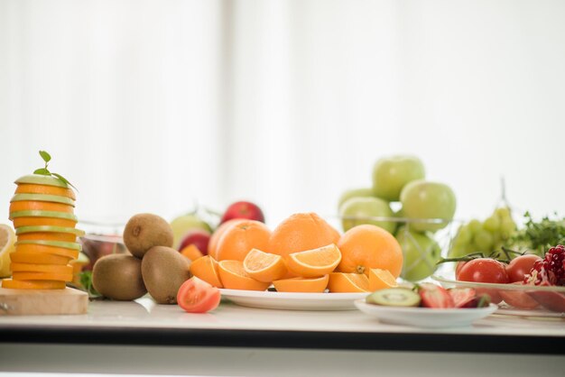 Varias frutas en el plato en la mesa