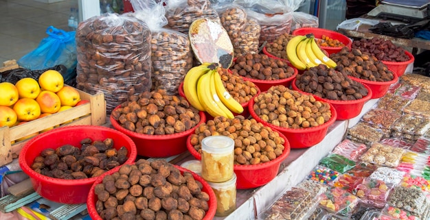 Varias frutas secas y dulces en el mostrador.