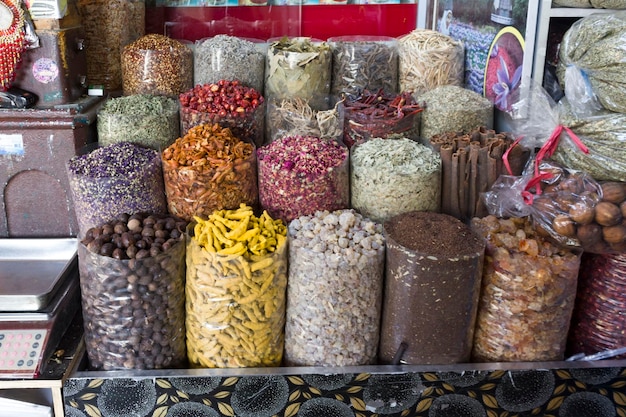 Foto varias frutas para la venta en el mercado