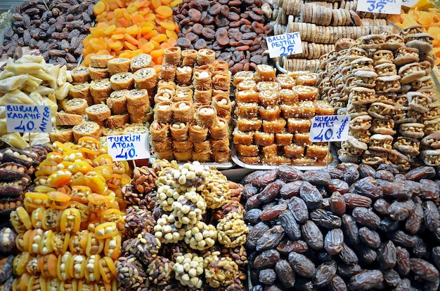 Foto varias frutas para la venta en el puesto del mercado