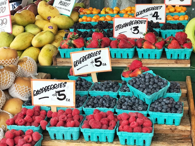 Foto varias frutas para la venta en el puesto del mercado