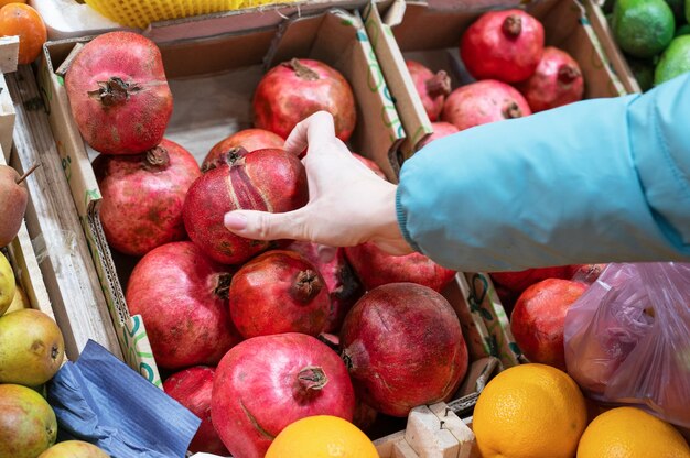 Varias frutas para la venta en el puesto del mercado