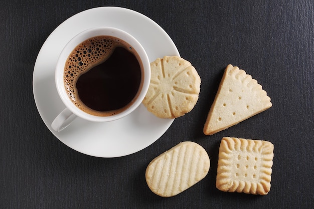 Varias galletas y café.