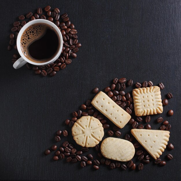 Varias galletas y café.