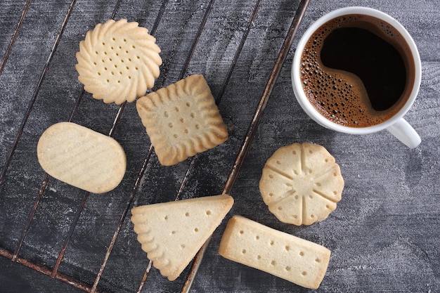 Varias galletas y café.