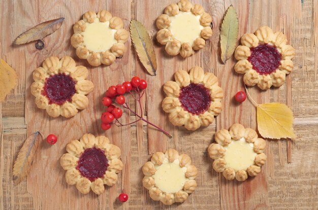 Varias galletas y hojas de otoño