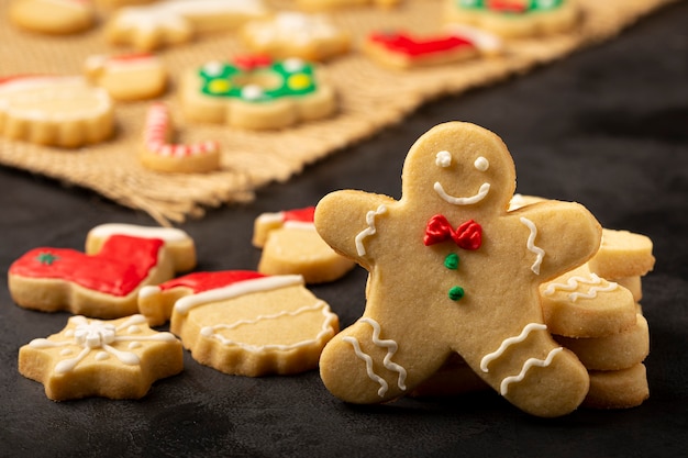 Foto varias galletas de jengibre caseras de navidad.