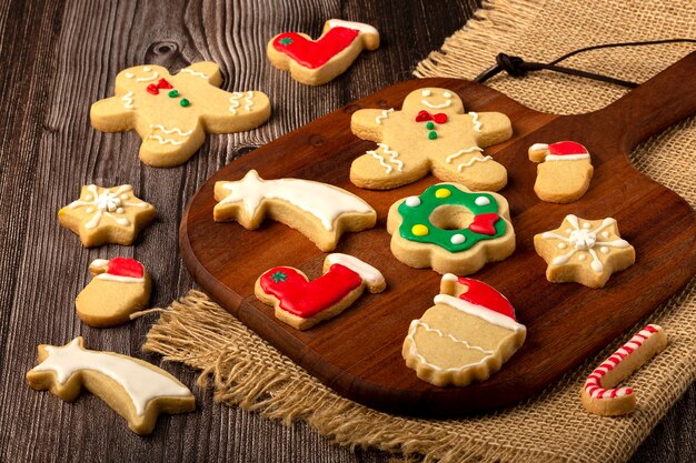 Varias galletas de jengibre caseras de Navidad.