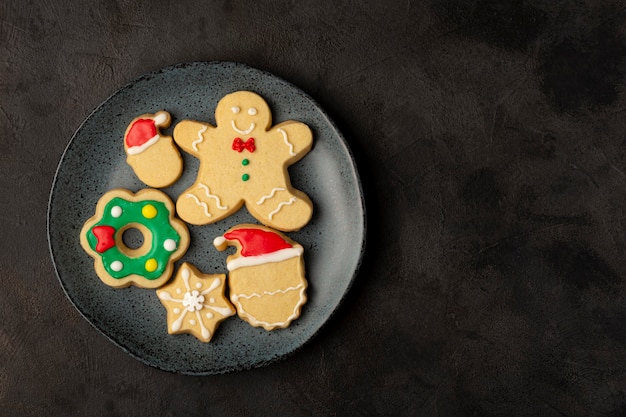 Foto varias galletas de jengibre caseras de navidad.