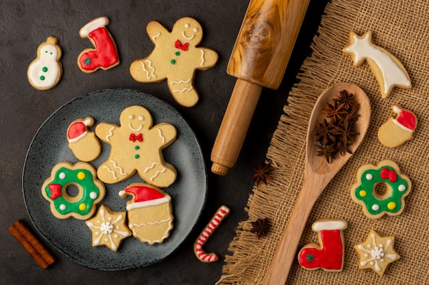 Varias galletas de jengibre caseras de Navidad.